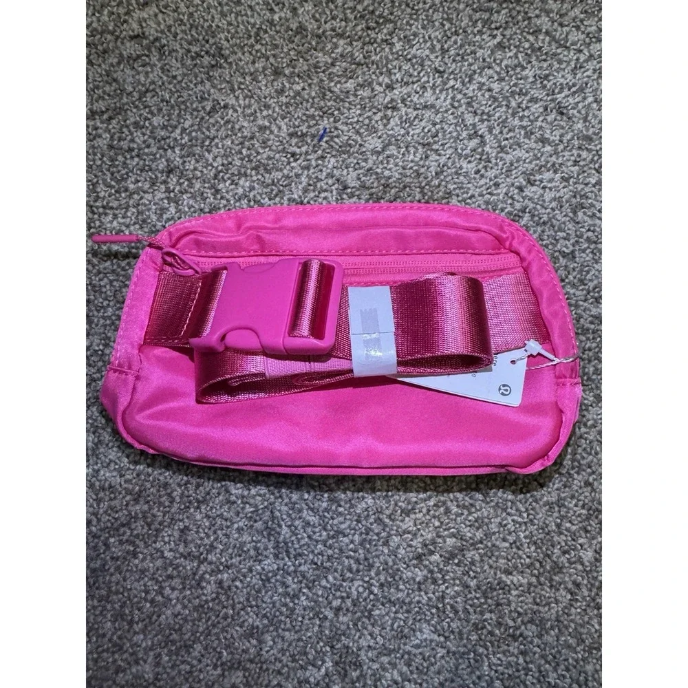 Lululemon everywhere belt‎ bag in sonic pink NWT 1L